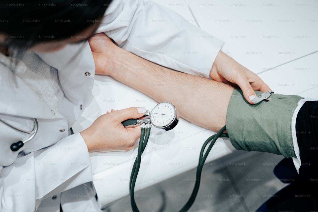 Profesional sanitario tomando la tensión arterial a un paciente